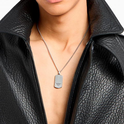 Pescoço homem com Colar Armani Eagle de chapa prateada lisa e símbolo da águia da marca cravada