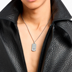 Pescoço homem com Colar Armani Eagle de chapa prateada lisa e símbolo da águia da marca cravada