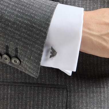 Camisa com Botão de Punho Armani Essentials prateados com símbolo da águia e detalhe de linhas cravadas ao longo da águia e fecho tradicional