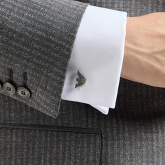 Camisa com Botão de Punho Armani Essentials prateados com símbolo da águia e detalhe de linhas cravadas ao longo da águia e fecho tradicional