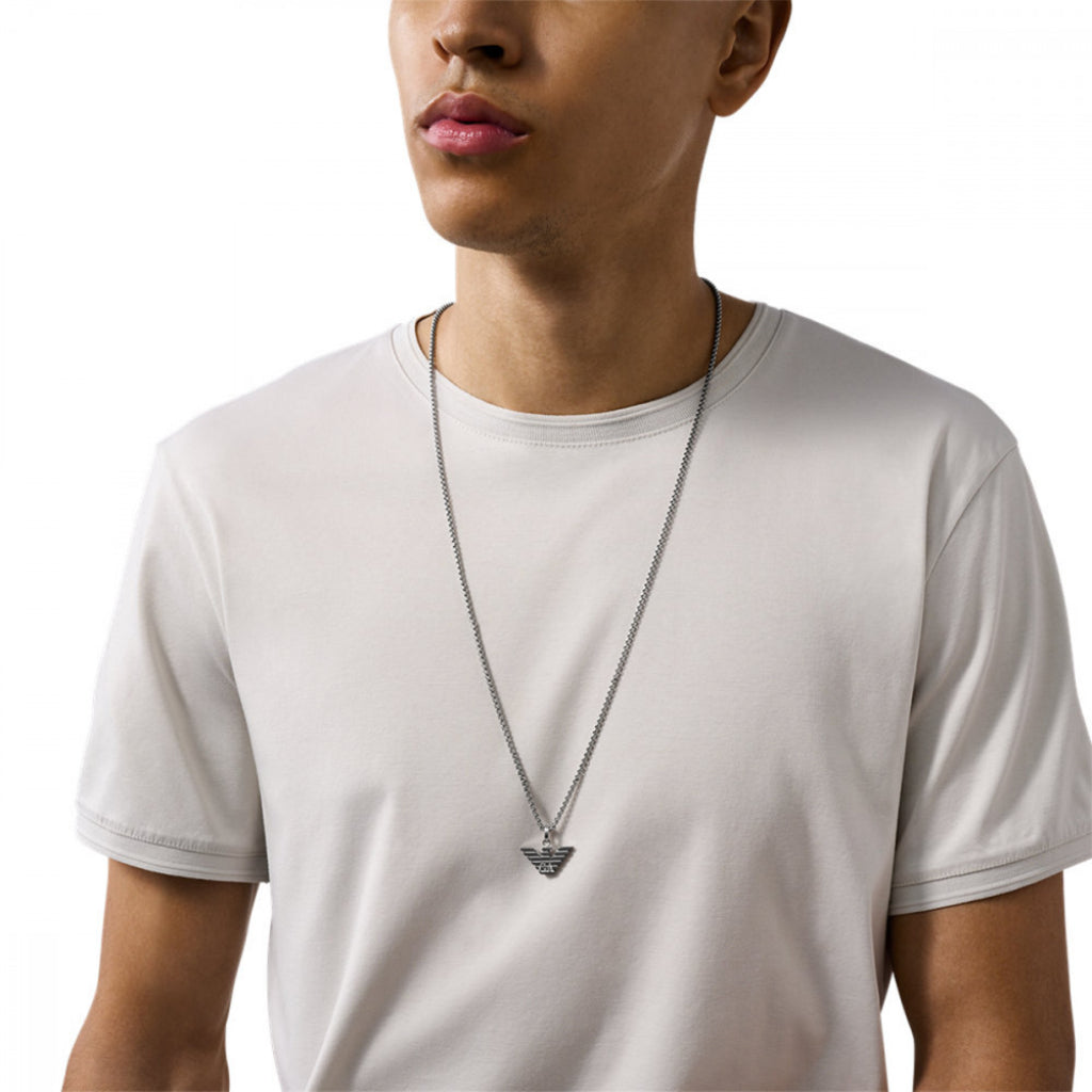Pescoço homem com Colar Armani prateado com pendente águia da marca em 3D
