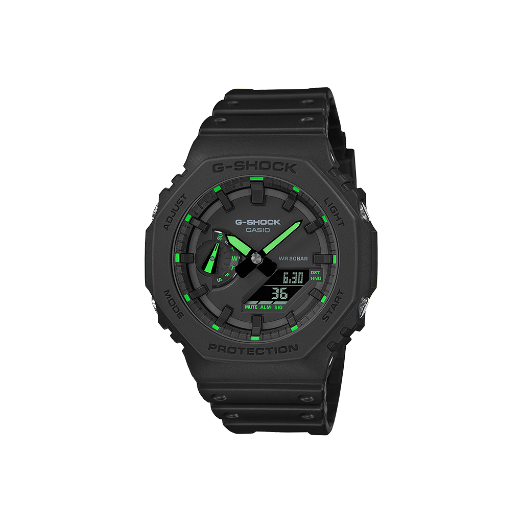 Um relógio Casio G-Shock de resina com uma pulseira e caixa preta. O relógio tem um mostrador digital-analógico com acentos verdes nos ponteiros e marcadores de hora. A tela digital mostra a hora como 6:30 e a data como 31. A palavra ‘PROTECTION’ é visível acima da tela digital, indicando as características de durabilidade deste modelo