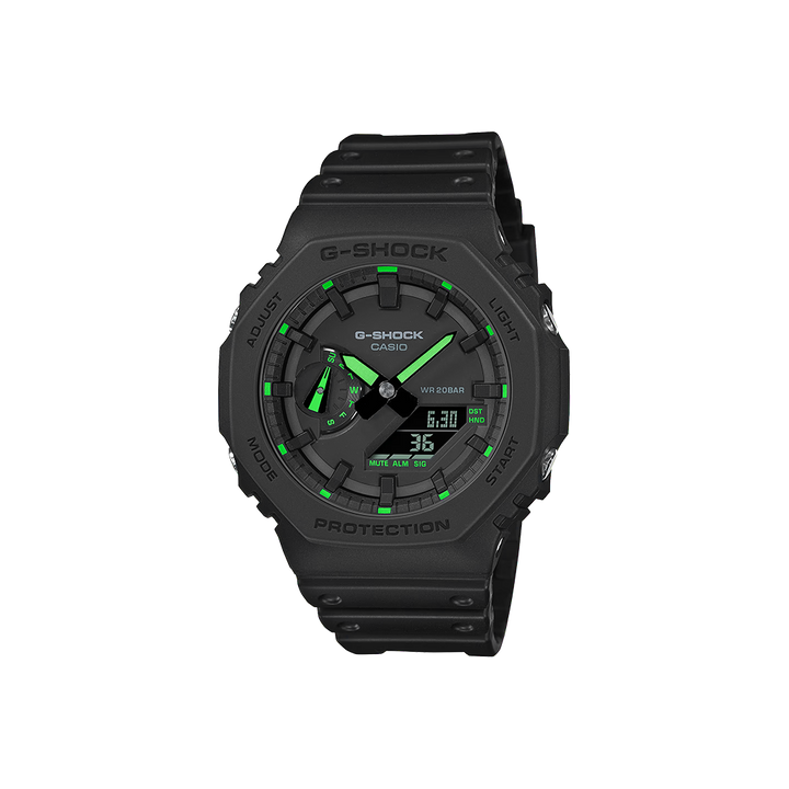 Um relógio Casio G-Shock de resina com uma pulseira e caixa preta. O relógio tem um mostrador digital-analógico com acentos verdes nos ponteiros e marcadores de hora. A tela digital mostra a hora como 6:30 e a data como 31. A palavra ‘PROTECTION’ é visível acima da tela digital, indicando as características de durabilidade deste modelo