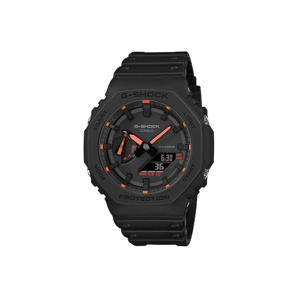 Um relógio G-Shock de resina preta com acentos laranja sobre um fundo neutro, apresentando ponteiros analógicos e mostradores digitais que indicam múltiplas funcionalidades para durabilidade e uso ao ar livre
