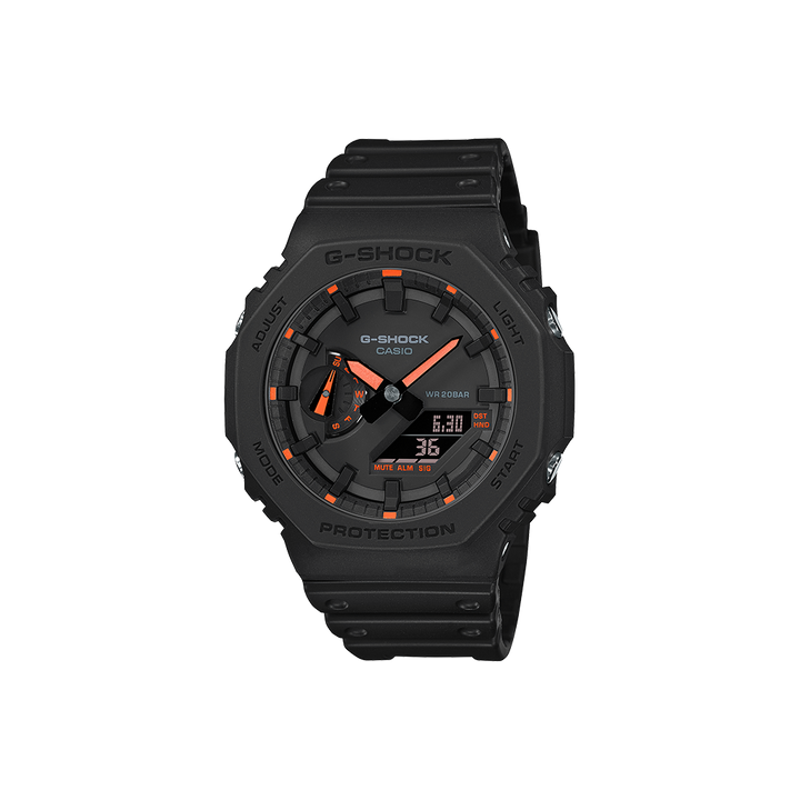 Um relógio G-Shock de resina preta com acentos laranja sobre um fundo neutro, apresentando ponteiros analógicos e mostradores digitais que indicam múltiplas funcionalidades para durabilidade e uso ao ar livre