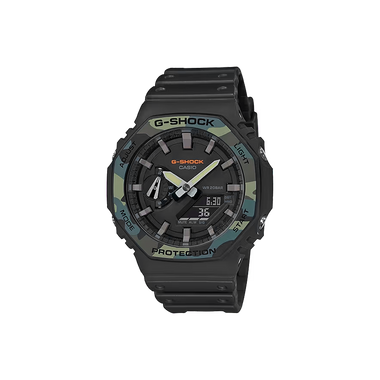 Relógio de pulso G-Shock digital-analógico feito de resina. O relógio tem um esquema de cores preto e cinza escuro com um design robusto, apresentando ponteiros analógicos e displays digitais no mostrador. A hora no display digital marca 6:30, com a etiqueta ‘PROTECTION’ acima, indicando a ênfase da marca na durabilidade. O relógio também mostra outras funções como o dia da semana, indicado por ‘TUE’ no canto superior direito, e segundos exibidos em uma pequena janela perto do centro.