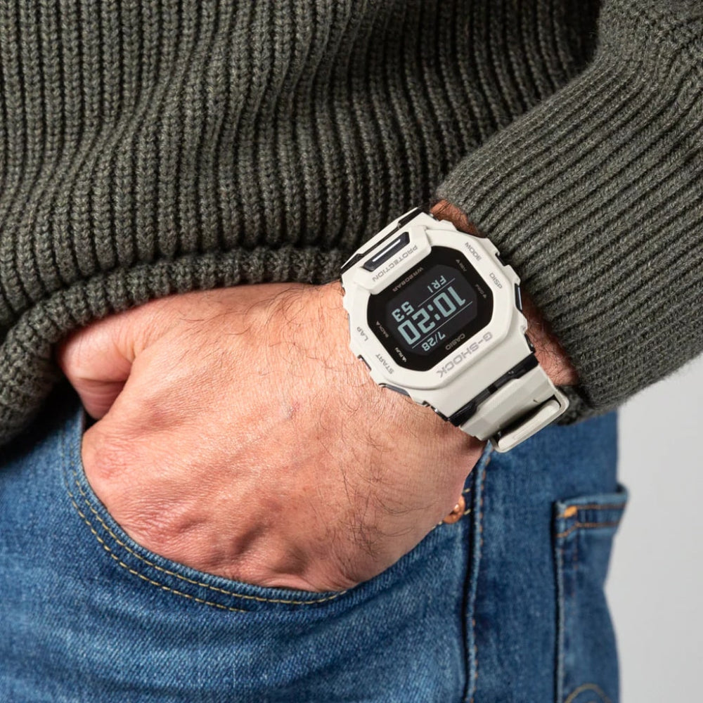 pulso de homem com relógio casio g-shock g-squad branco com mostrador preto