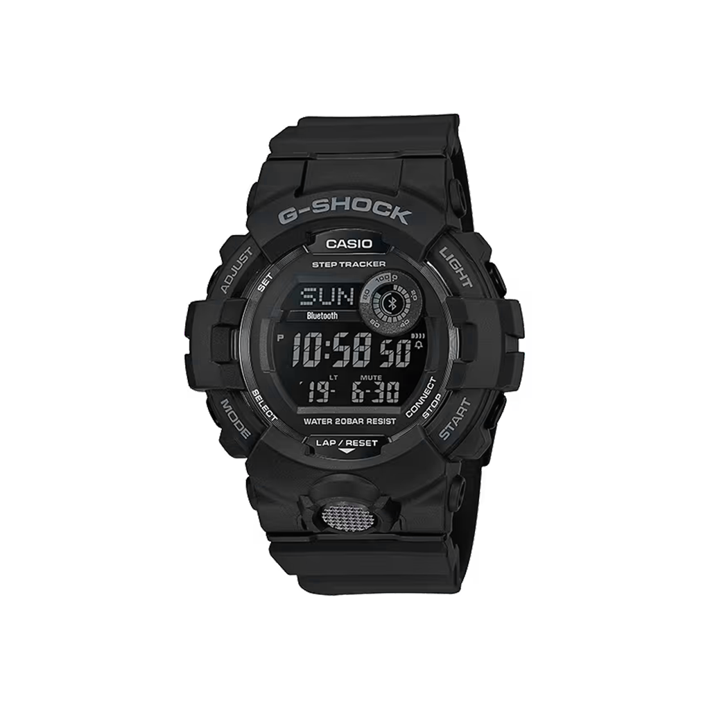 Um relógio Casio G-Shock de resina preta com visor digital mostrando a hora 10:58:20. O relógio possui múltiplos botões nas laterais, com etiquetas como “Bluetooth”, “Step Tracker” e “Water 200M Resist” indicando suas funcionalidades. O dia exibido é domingo. O design é robusto e esportivo, adequado para atividades ao ar livre.