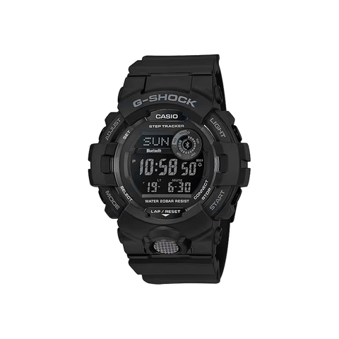 Um relógio Casio G-Shock de resina preta com visor digital mostrando a hora 10:58:20. O relógio possui múltiplos botões nas laterais, com etiquetas como “Bluetooth”, “Step Tracker” e “Water 200M Resist” indicando suas funcionalidades. O dia exibido é domingo. O design é robusto e esportivo, adequado para atividades ao ar livre.