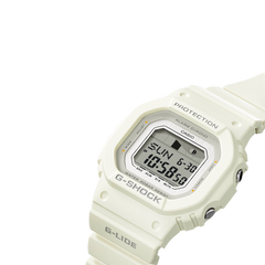 detalhe do mostrador branco do relógio casio g-shock g-lide com pulseira e caixa branca