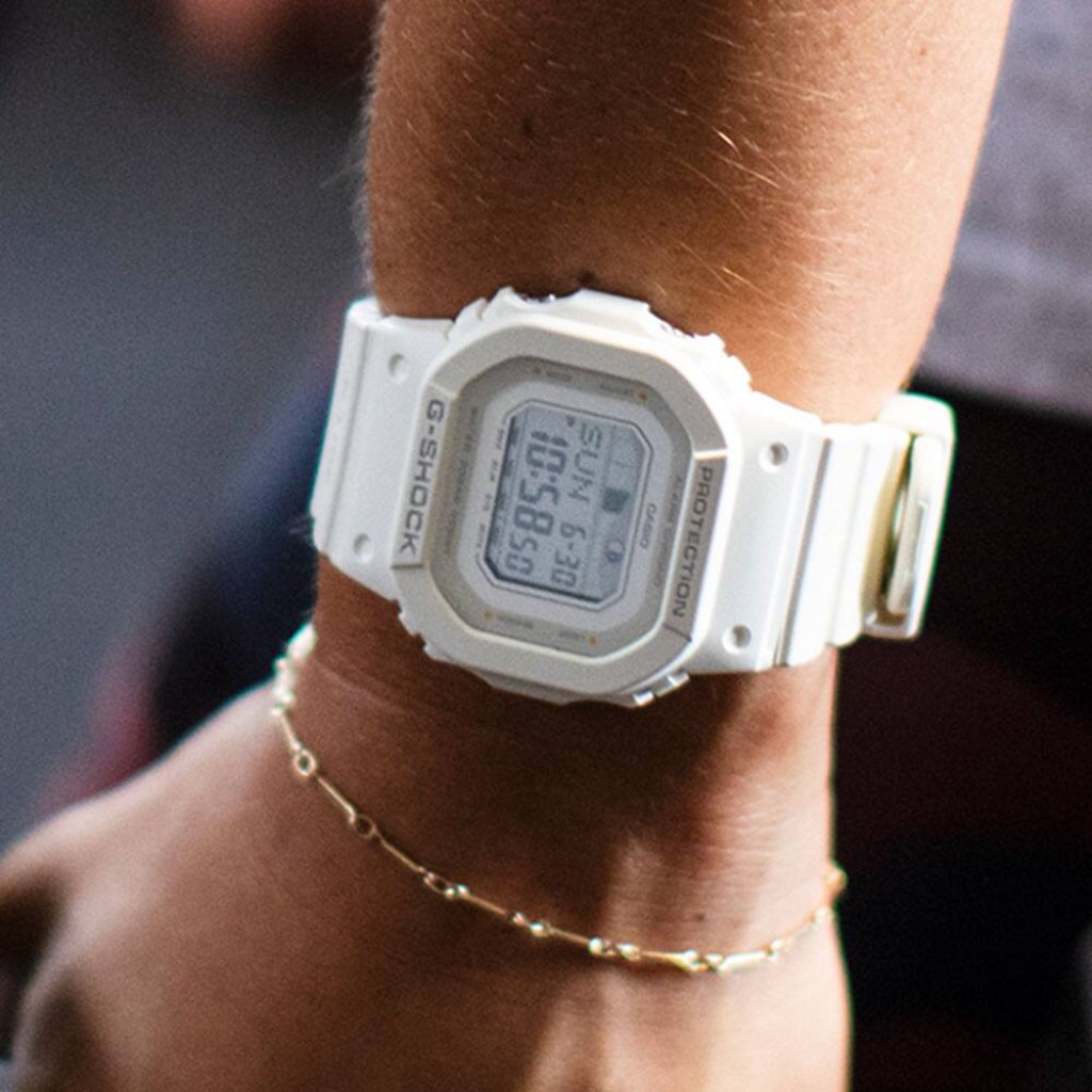 pulso senhora com relógio casio g-shock g-lide com pulseira, caixa e mostrador branco