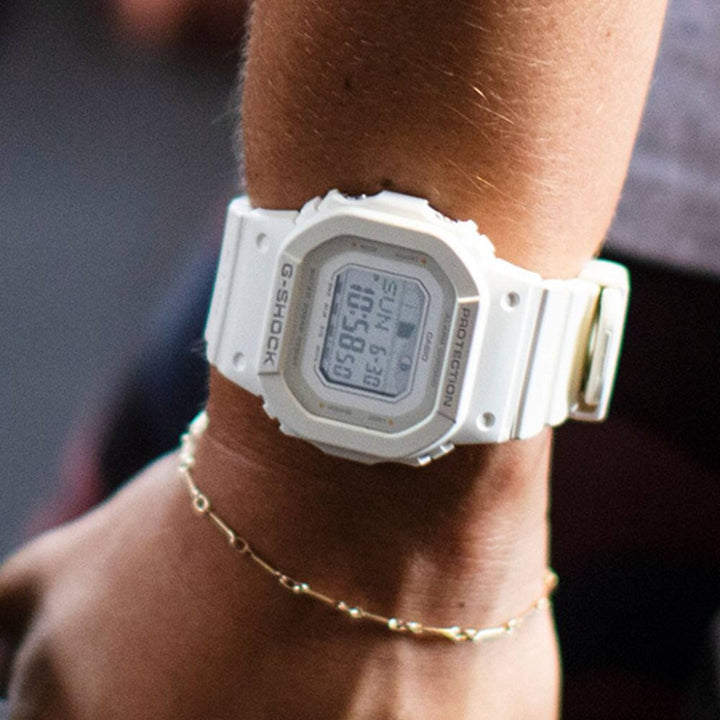 pulso senhora com relógio casio g-shock g-lide com pulseira, caixa e mostrador branco