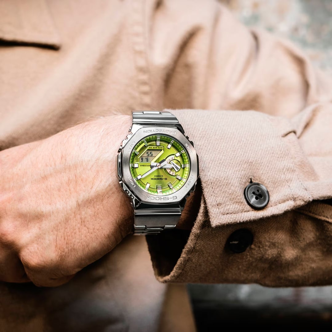 Pulso homem com relógio Casio G-Shock G-Steel prateado com mostrador verde