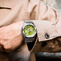 Pulso homem com relógio Casio G-Shock G-Steel prateado com mostrador verde