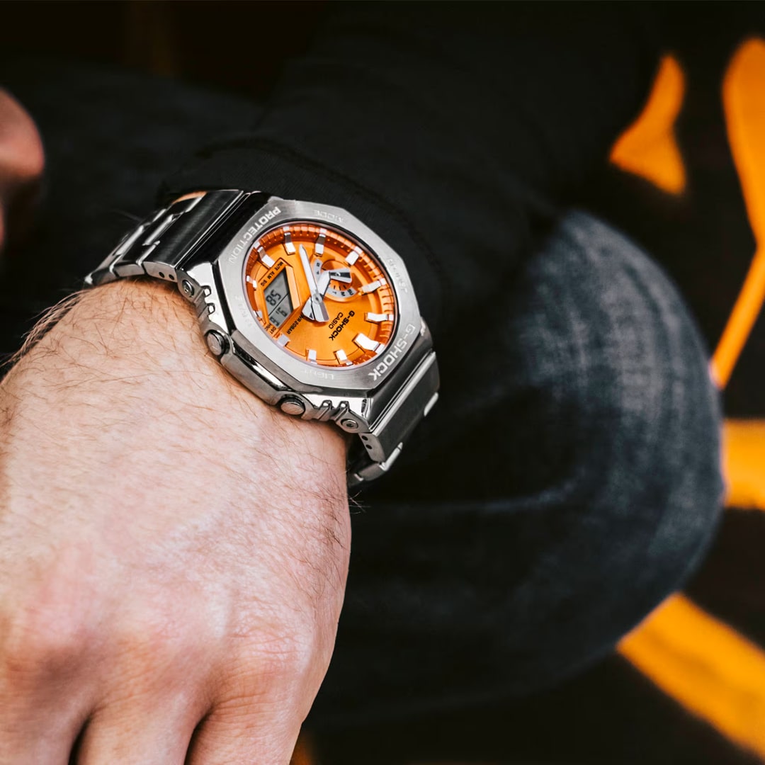 Pulso homem com relógio Casio G-Shock G-Steel prateado com mostrador laranja