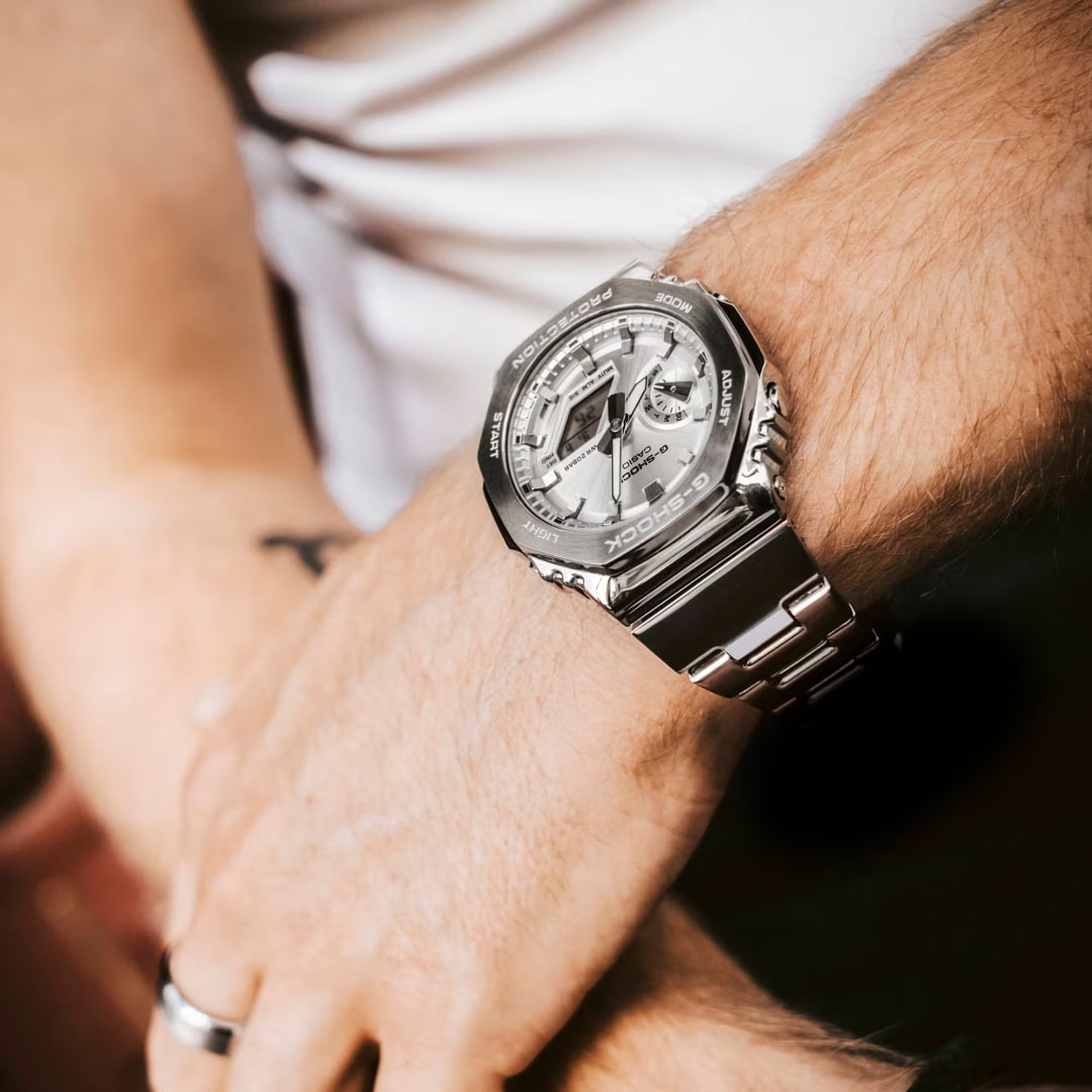 Pulso homem com relógio Casio G-Shock G-Steel totalmente prateado