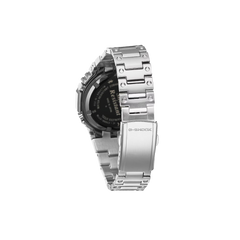 Um relógio de pulso de aço inoxidável com uma pulseira de elos. O relógio possui um display digital preto com vários indicadores e um logotipo de marca proeminente na parte superior. A caixa e a pulseira apresentam um acabamento polido, refletindo a luz nas superfícies.