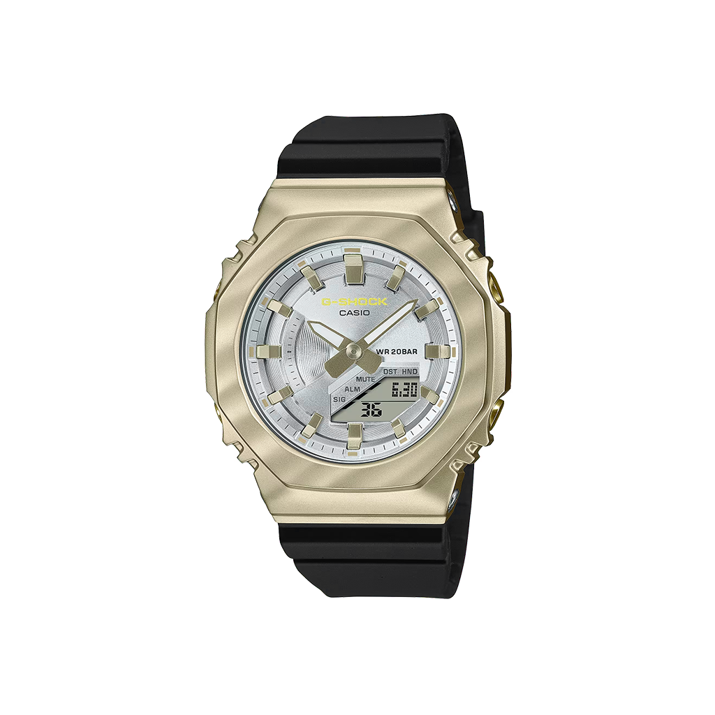 Relógio Casio digital-analógico com caixa de resina em tons de ouro e prata e pulseira preta. O mostrador exibe a hora digital na parte inferior, a hora analógica com ponteiros de horas, minutos e segundos, e o dia da semana na parte superior. O fundo é branco para destacar os detalhes do relógio.