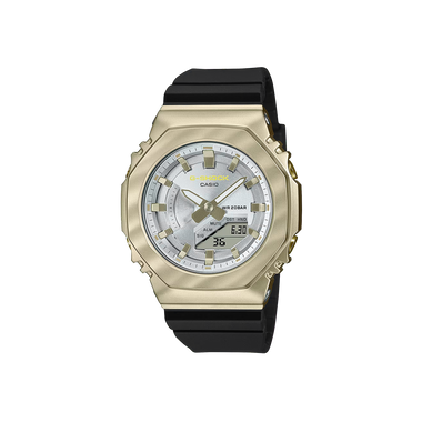 Relógio Casio digital-analógico com caixa de resina em tons de ouro e prata e pulseira preta. O mostrador exibe a hora digital na parte inferior, a hora analógica com ponteiros de horas, minutos e segundos, e o dia da semana na parte superior. O fundo é branco para destacar os detalhes do relógio.