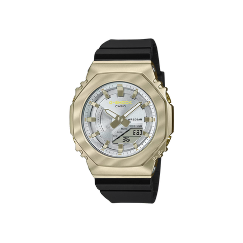 Relógio Casio digital-analógico com caixa de resina em tons de ouro e prata e pulseira preta. O mostrador exibe a hora digital na parte inferior, a hora analógica com ponteiros de horas, minutos e segundos, e o dia da semana na parte superior. O fundo é branco para destacar os detalhes do relógio.