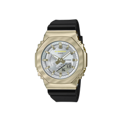 Relógio Casio digital-analógico com caixa de resina em tons de ouro e prata e pulseira preta. O mostrador exibe a hora digital na parte inferior, a hora analógica com ponteiros de horas, minutos e segundos, e o dia da semana na parte superior. O fundo é branco para destacar os detalhes do relógio.