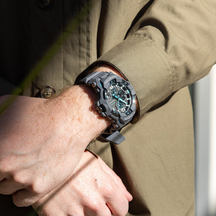 Pulso homem com Relógio G-Shock Master of G GravityMaster cinzento com mostrador preto e detalhes azuis