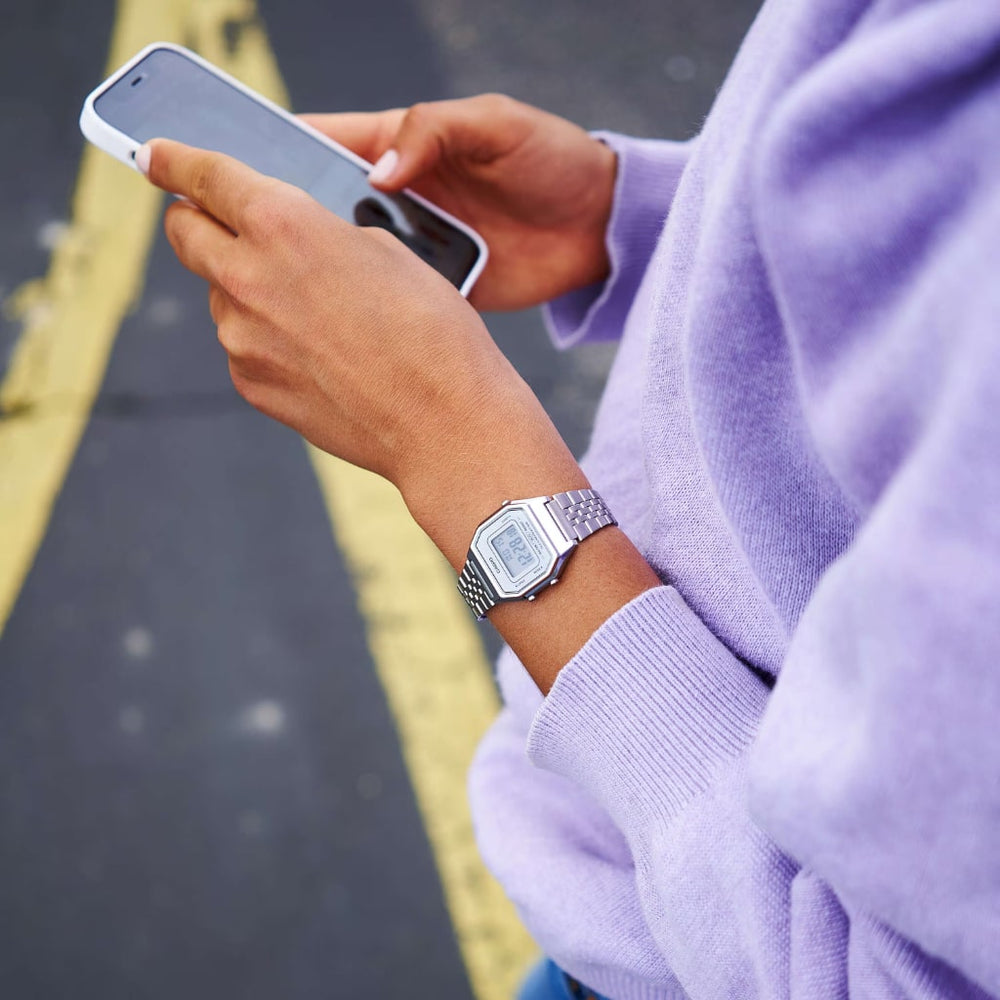 pulso senhora com relógio casio vintage iconic totalmente prateado