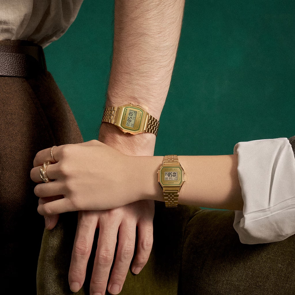 Pulso senhora e homem com Relógio Casio Vintage Iconic totalmente prateado com detalhe verde