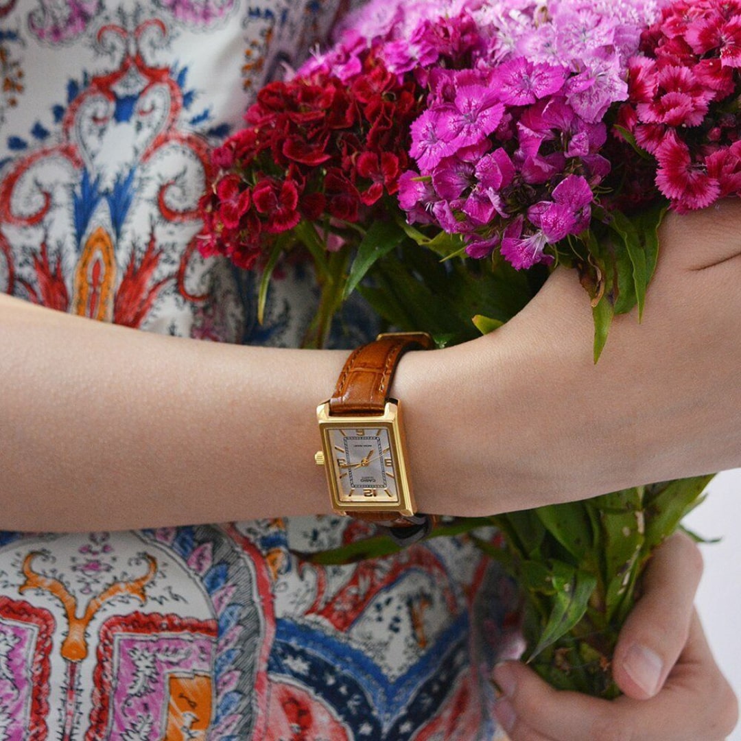 Pulso senhora com relógio Casio Timeless com pulseira couro castanha e mostrador branco e caixa dourada