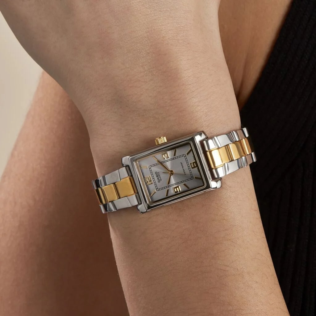 Pulso senhora com relógio Timeless dourado e prateado com mostrador prateado