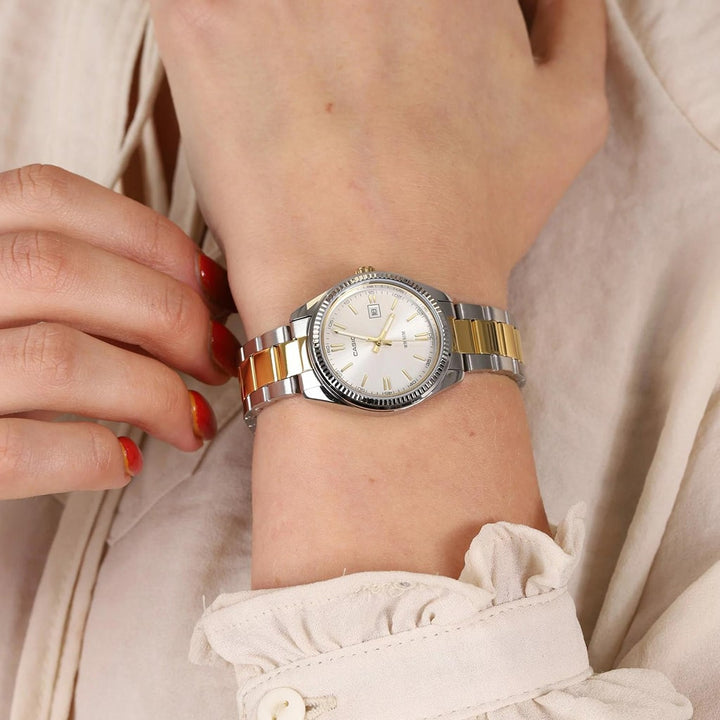 Pulso senhora com relógio Timeless dourado e prateado com mostrador prateado