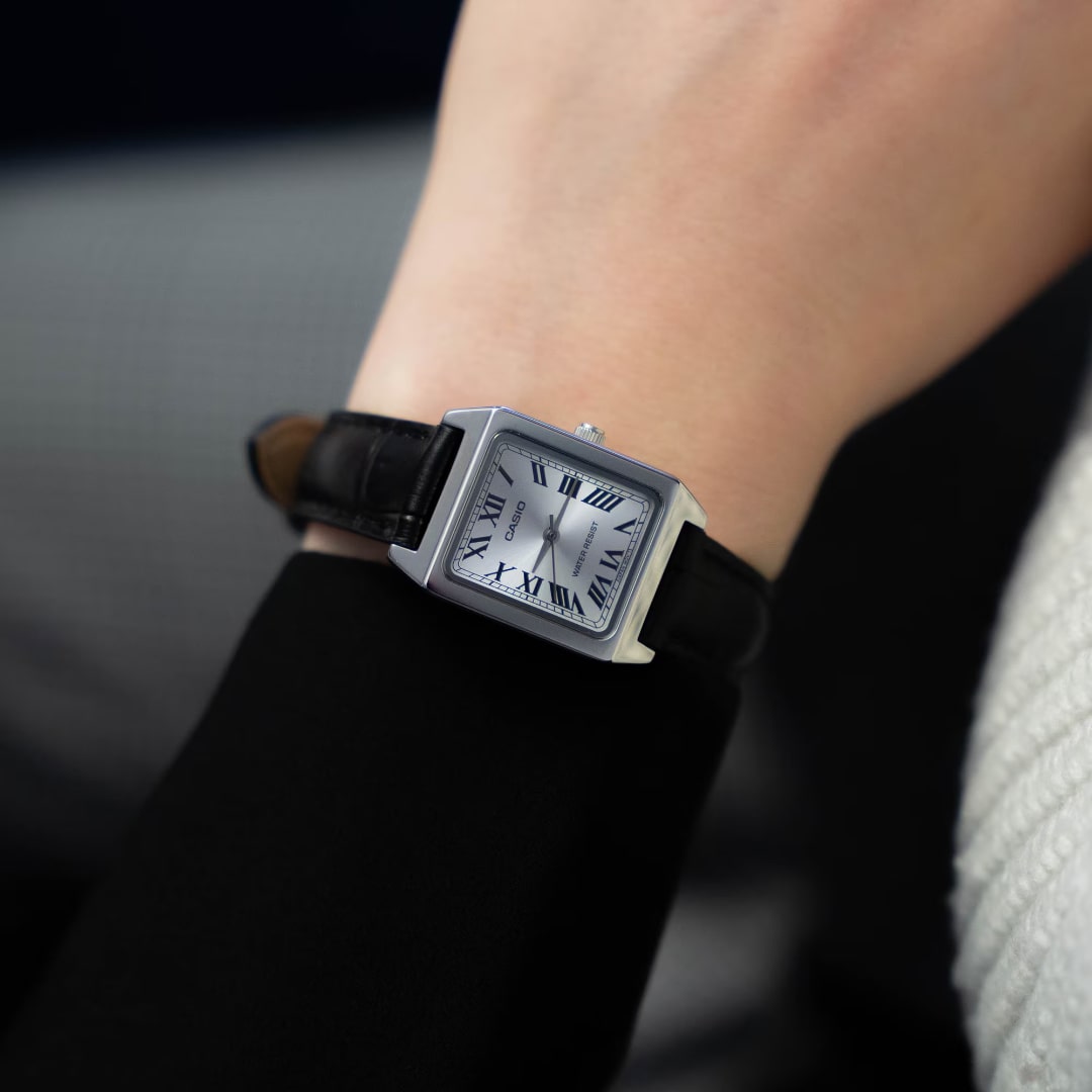 Pulso senhora com o relógio Casio Timeless Standard com pulseira de couro preta e mostrador romano em branco