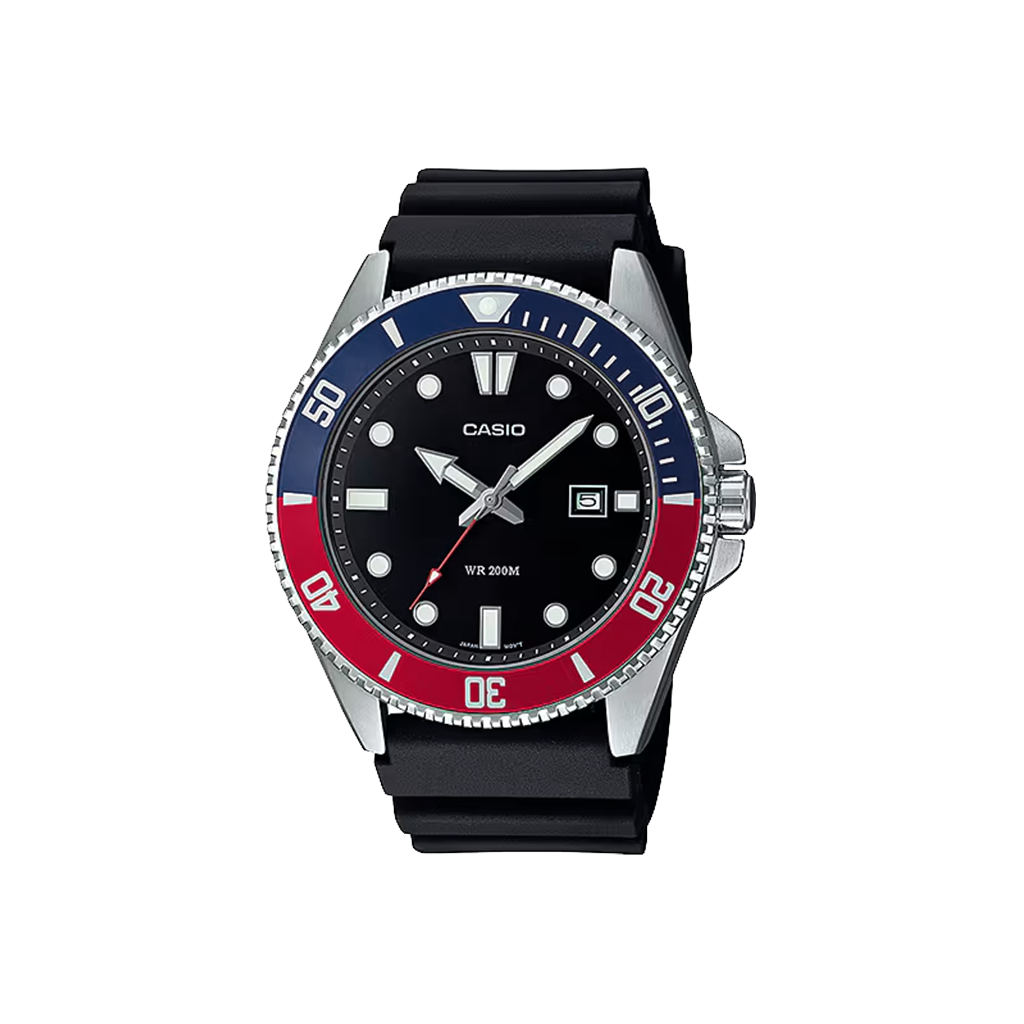 Relógio Casio Standard com caixa prateada, coroa dos segundos e horas metade azul e metade vermelho, e mostrador e pulseira preta