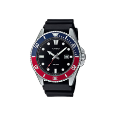 Relógio Casio Standard com caixa prateada, coroa dos segundos e horas metade azul e metade vermelho, e mostrador e pulseira preta