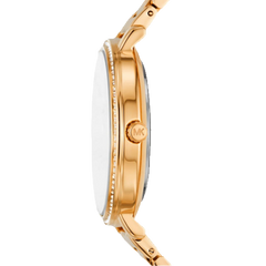 Vista lateral do Relógio Michael Kors Pyper dourado com logotipo no mostrador preto