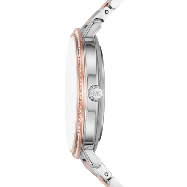 Vista lateral do Relógio Michael Kors Pyper Pavé prateado e rosa dourado, caixa rosa dourada e com logotipo no mostrador branco