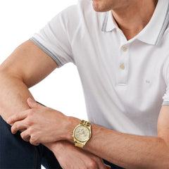 Pulso homem com o relógio Michael Kors Lexington totalmente dourado