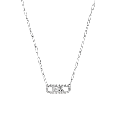 Colar de prata banhada a ródio com um pendente apresentando as iniciais ‘MKO’ cravejadas de pequenas pedras brilhantes. A corrente do colar tem elos uniformes que refletem a luz, realçando o brilho e a elegância da joia.