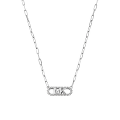 Colar de prata banhada a ródio com um pendente apresentando as iniciais ‘MKO’ cravejadas de pequenas pedras brilhantes. A corrente do colar tem elos uniformes que refletem a luz, realçando o brilho e a elegância da joia.