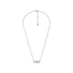 Colar de prata banhada a ródio com um pendente retangular cravejado de pequenas zircónias. A corrente é delicada, com elos pequenos e redondos, e possui um fecho ajustável. O pendente central brilha com várias zircónias que captam a luz, conferindo um visual elegante e sofisticado.