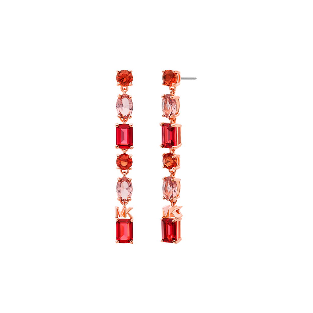 Par de brincos de prata com design linear e pedras de zircónia em tom âmbar. Cada brinco possui três pedras quadradas intercaladas com duas pedras redondas, todas fixadas em engastes que permitem a passagem da luz, realçando o brilho e o esplendor das zircónias. Os brincos têm fechos de pino, adequados para orelhas furadas.