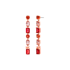 Par de brincos de prata com design linear e pedras de zircónia em tom âmbar. Cada brinco possui três pedras quadradas intercaladas com duas pedras redondas, todas fixadas em engastes que permitem a passagem da luz, realçando o brilho e o esplendor das zircónias. Os brincos têm fechos de pino, adequados para orelhas furadas.