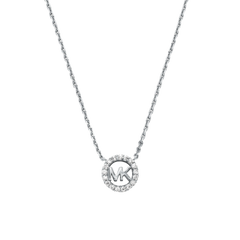 Colar de prata banhada a ródio com pedras de zircónia. O pingente apresenta as iniciais ‘MK’ em uma fonte ousada, cercadas por um anel de pequenas e brilhantes pedras de zircónia que realçam sua elegância. A corrente do colar é delicada e fina, complementando o design do pingente.