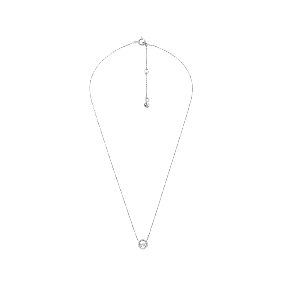 Colar de prata banhada a ródio com uma corrente delicada e um pingente de zircónia proeminente que captura a luz, adicionando um toque de elegância e brilho. O fecho ajustável garante um ajuste confortável para diferentes tamanhos de pescoço, tornando-o versátil para várias ocasiões.