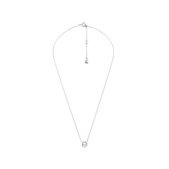 Colar de prata banhada a ródio com uma corrente delicada e um pingente de zircónia proeminente que captura a luz, adicionando um toque de elegância e brilho. O fecho ajustável garante um ajuste confortável para diferentes tamanhos de pescoço, tornando-o versátil para várias ocasiões.