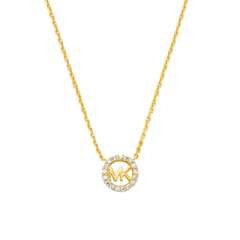 Colar de prata banhada a ouro com um pingente circular, apresentando as iniciais ‘MK’ no centro, rodeadas por pequenas zircónias que adicionam brilho e elegância.