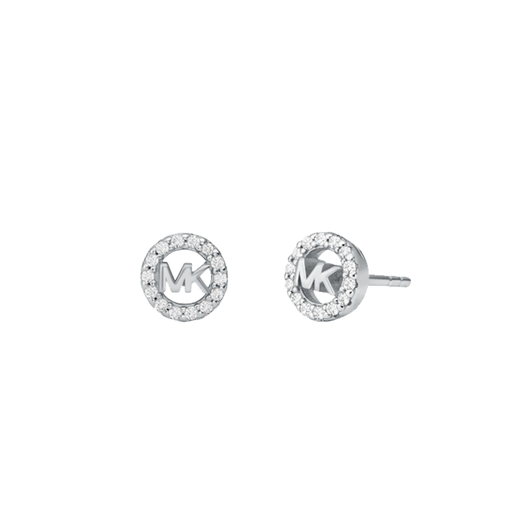 Um par de brincos de tacha da Michael Kors, feitos de prata banhada a ródio. Cada brinco apresenta um design circular com um halo de pedras de zircônia cercando o logotipo central ‘MK’