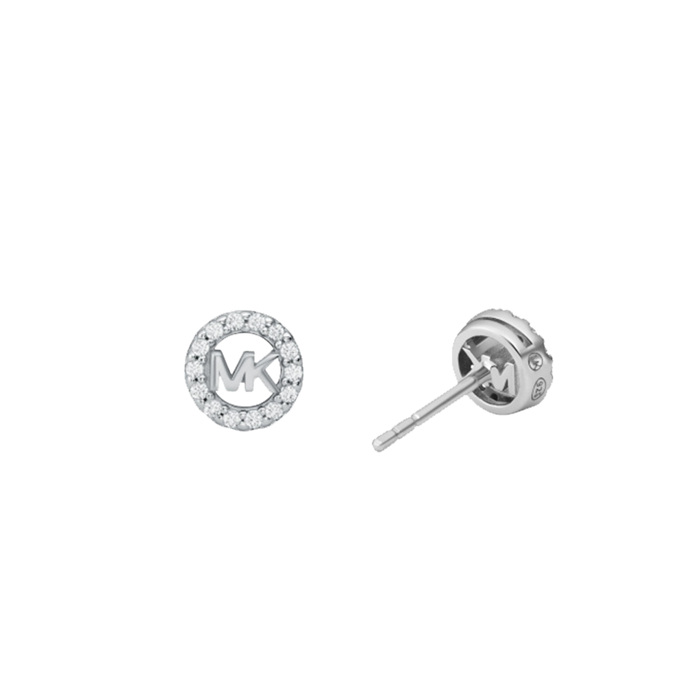 Um par de brincos de tacha de prata banhada a ródio com zircônia da Michael Kors. Cada brinco apresenta um proeminente logotipo ‘MK’ no centro, cercado por um halo de pequenas pedras de zircônia cintilantes. O design é elegante e simétrico, com um brinco voltado para a frente e o outro virado para mostrar o lado e a parte de trás, revelando um fecho de tarraxa.