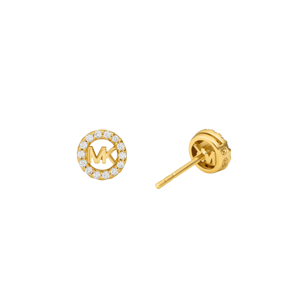 Um par de brincos de tacha da Michael Kors, apresentando um design de prata banhada a ouro com um logotipo central ‘MK’ cercado por pequenas pedras de zircônia, contra um fundo branco. Os brincos têm um fecho de tarraxa visível em uma das tachas. A imagem mostra um par de brincos da Michael Kors que são interessantes devido à sua marca de designer e à combinação de banho de ouro com zircônia, que imita a aparência de diamantes, oferecendo uma opção de acessório elegante e luxuoso.