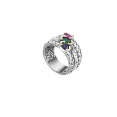 Anel TASHI Riad prateado de 3 linhas, duas cobertas de zircónias e no centro uma volta com rubi e a outra volta com safira, a volta no meio com textura e uma esmeralda no centro